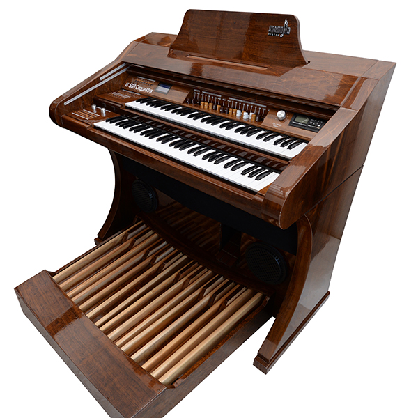 Órgão Eletronico Harmonia HS 500 Orquestra é um instrumento incrível que vai te surpreender com sua qualidade sonora, sua potência e seu design elegante.