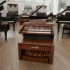 Órgão Eletrônico Harmonia HS 500 Orquestra 2 O órgão eletronico Harmonia HS 500 Orquestra é um instrumento incrível que vai te surpreender com sua qualidade sonora, sua potência e seu design elegante. Se você procura um órgão que ofereça recursos avançados, como drawbars, presets, efeitos, transposição, decodificador MP3 e gravador, o HS-500 Orquestra é a escolha certa para você. Com o HS-500 Orquestra, você pode tocar diversos estilos musicais, desde clássicos até modernos, com ritmos variados e sons prontos. Você também pode personalizar seus sons com o conjunto de drawbars, que permite ajustar os pesos das flautas do teclado superior. Além disso, você pode usar o oitavador para criar efeitos sonoros incríveis. O HS-500 Orquestra tem um móvel bipartido de MDF revestido com folha imbuia e acabamento em PU. A tampa é na cor do produto e protege os teclados e os alto-falantes. O órgão tem dois teclados de 61 teclas cada (Dó a Dó) e uma pedaleira de 25 notas. A potência é de 120 watts e a saída auxiliar permite conectar fones de ouvido ou outros equipamentos.