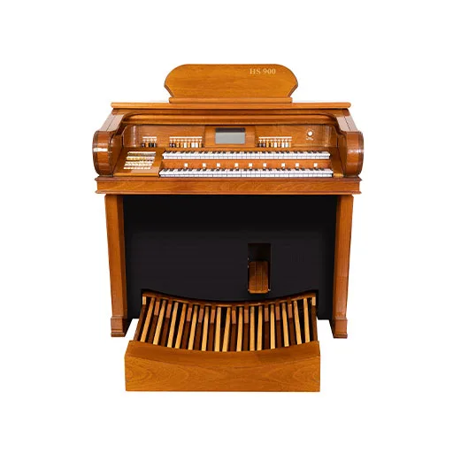 Início 30 O órgão eletronico Harmonia HS 900 Orquestra é um instrumento sofisticado e inovador, que oferece uma experiência musical única. Com 61 teclas na parte superior e 44 teclas na parte inferior, você pode tocar com precisão e versatilidade diversos gêneros musicais. O órgão possui 8 timbres de órgão e 8 timbres de orquestra, que podem ser combinados e selecionados facilmente no painel. Você também pode gravar e reproduzir suas performances com o módulo USB integrado, que garante uma fidelidade sonora impressionante. O órgão musical Harmonia HS-900 Orquestra tem um sistema de som potente, com 2 woofers e 2 subwoofers, que proporcionam uma potência de 120 watts e uma resposta de graves excelente. O móvel do órgão é em estilo clássico, com caixa acústica integrada, e está disponível nas cores verniz natural, preto alto brilho e branco alto brilho. O móvel é desmontável em 3 partes, facilitando o transporte e a montagem. O órgão também possui pedaleira extendida com 20 notas, 3 pedais para efeitos e saída auxiliar L/R e fone de ouvido, para você conectar outros dispositivos ou tocar sem incomodar os vizinhos. Não perca tempo e adquira já o seu órgão musical Harmonia HS-900 Orquestra, o melhor custo-benefício do mercado. Aproveite as condições especiais de pagamento e entrega rápida para todo o Brasil. Compre agora e garanta a sua satisfação musical.