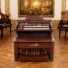 O órgão eletronico Harmonia HS 500 Orquestra é um instrumento incrível que vai te surpreender com sua qualidade sonora, sua potência e seu design elegante. Se você procura um órgão que ofereça recursos avançados, como drawbars, presets, efeitos, transposição, decodificador MP3 e gravador, o HS-500 Orquestra é a escolha certa para você. Com o HS-500 Orquestra, você pode tocar diversos estilos musicais, desde clássicos até modernos, com ritmos variados e sons prontos. Você também pode personalizar seus sons com o conjunto de drawbars, que permite ajustar os pesos das flautas do teclado superior. Além disso, você pode usar o oitavador para criar efeitos sonoros incríveis. O HS-500 Orquestra tem um móvel bipartido de MDF revestido com folha imbuia e acabamento em PU. A tampa é na cor do produto e protege os teclados e os alto-falantes. O órgão tem dois teclados de 61 teclas cada (Dó a Dó) e uma pedaleira de 25 notas. A potência é de 120 watts e a saída auxiliar permite conectar fones de ouvido ou outros equipamentos.