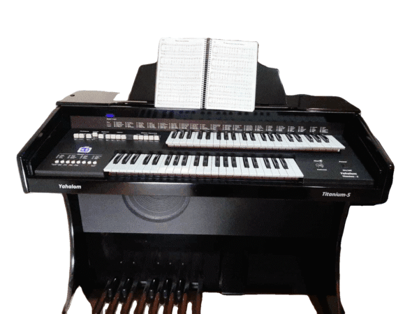O Órgão Eletronico Yahalom Titanium é um modelo lindo e sofisticado com tecnologia de ponta e qualidade indiscutível. Com som fantástico, lindo e potente, ele vem com 100 sons variados nos teclados superiores, inferiores e na pedaleira, além de acompanhamentos e 16 ritmos. O display numérico no painel e a clave de sol na lateral do órgão e na banqueta de brinde, trazem requinte e harmonia para sua sala. Seu amplificador e alto-falante potentes de 500wts garantem uma experiência de som incrível, podendo ser usado em igrejas sem perda de acústica. Não perca essa oportunidade!