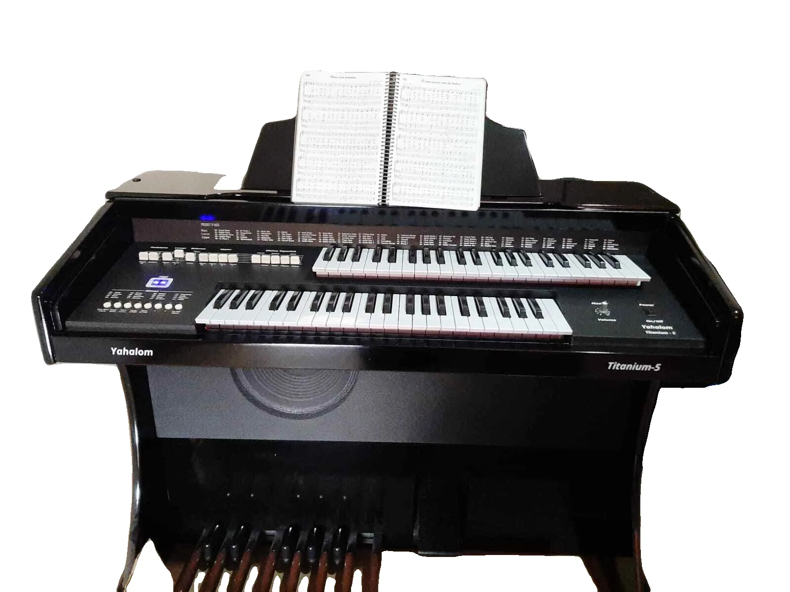 Início 26 O Órgão Eletronico Yahalom Titanium é um modelo lindo e sofisticado com tecnologia de ponta e qualidade indiscutível. Com som fantástico, lindo e potente, ele vem com 100 sons variados nos teclados superiores, inferiores e na pedaleira, além de acompanhamentos e 16 ritmos. O display numérico no painel e a clave de sol na lateral do órgão e na banqueta de brinde, trazem requinte e harmonia para sua sala. Seu amplificador e alto-falante potentes de 500wts garantem uma experiência de som incrível, podendo ser usado em igrejas sem perda de acústica. Não perca essa oportunidade!