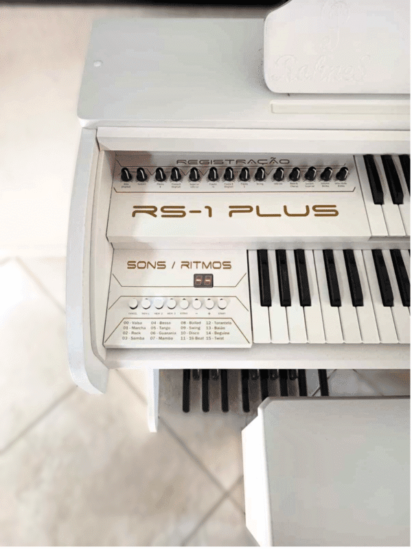 Conheça o Órgão Eletrônico Rohnes RS-1 Plus, o órgão que vai surpreender você! O RS-1 é o órgão que você precisa para levar sua música a outro nível. Veja o que ele pode fazer por você: - Som rico e dinâmico, com 2 registros de pedaleira e 2 registros de teclado inferiores - Mistura tonal perfeita, com o recurso de equilíbrio entre os teclados - Flexibilidade de sons e estilos, com 4 registros de teclado superior e 16 ritmos diferentes - Efeitos espetaculares, como Vibrato, Reverb, Chorus e Sustain - Qualidade e durabilidade, com MDF de 18 mm e design elegante Não perca tempo e adquira já o seu RS-1