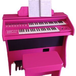 O Orgão Eletronico RS 44 Rosa Pink é um instrumento de alta potência com 150 watts PMPO. Possui um sistema de som formado por um auto falante de 12 polegadas e um tweeter de 2,5 polegadas que proporcionam excelente qualidade de áudio. O instrumento é bivolt automático (110/220) e possui um visor LCD que facilita a seleção das funções e configurações. O RS-44 apresenta uma central MIDI com conexão USB e Bluetooth, além de três memórias de registro que permitem ao usuário salvar suas configurações preferidas. O instrumento também inclui um transposer e um metrônomo. O teclado superior de 44 notas "UPPER" possui quatro registros de draw bar, incluindo flute 16, voice 8, flute 2 e string 1, além de 127 timbres "PRESET'S - GM" selecionáveis, apresentados em um visor numérico. O teclado inferior de 44 notas "LOWER" inclui dois registros de draw bar: flute 8 e voice 4, além de 127 timbres "PRESET'S - GM" também selecionáveis em um visor numérico. A pedaleira de 13 notas possui um registro de bass 16/8 e uma função de sustain. Os 127 timbres "PRESET'S - GM" também estão disponíveis para a pedaleira e são selecionáveis através do visor numérico. O RS-44 apresenta uma variedade de efeitos especiais, incluindo vibrato, reverb/chorus, sustain upper e balanço (upper-lower). Há também 16 ritmos disponíveis, incluindo valsa, marcha, rock, samba, bossa, tango, guarania, mabo, ballad, swing, disco, 16 beat, tarantela, baião, beguine e twist. O instrumento possui uma função start/stop, sincronização de ritmo através do teclado inferior, controle de volume e velocidade de ritmo e acompanhamento automático. O RS-44 tem um design móvel com dimensões de largura de 108 cm, altura de 94 cm e profundidade de 53 cm. O gabinete é feito de 100% MDF com acabamento em PVC na cor branca brilho.