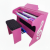 Orgão Eletronico RS 44 Rosa Pink 2 Orgão Eletronico RS 44 Rosa Pink — compacto, didático e cheio de recursos para quem está começando. Upper/Lower com 44 teclas, pedaleira de 13 notas, 127 timbres GM com visor numérico, 16 ritmos e Metrônomo facilitam o estudo. Ajuste Transposer, salve 3 memórias e use efeitos (Vibrato, Reverb/Chorus, Sustain Upper) para evoluir seu som. Potência 150W PMPO em móvel MDF rosa pink.