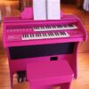O Orgão Eletronico RS 44 Rosa Pink é um instrumento de alta potência com 150 watts PMPO. Possui um sistema de som formado por um auto falante de 12 polegadas e um tweeter de 2,5 polegadas que proporcionam excelente qualidade de áudio. O instrumento é bivolt automático (110/220) e possui um visor LCD que facilita a seleção das funções e configurações. O RS-44 apresenta uma central MIDI com conexão USB e Bluetooth, além de três memórias de registro que permitem ao usuário salvar suas configurações preferidas. O instrumento também inclui um transposer e um metrônomo. O teclado superior de 44 notas "UPPER" possui quatro registros de draw bar, incluindo flute 16, voice 8, flute 2 e string 1, além de 127 timbres "PRESET'S - GM" selecionáveis, apresentados em um visor numérico. O teclado inferior de 44 notas "LOWER" inclui dois registros de draw bar: flute 8 e voice 4, além de 127 timbres "PRESET'S - GM" também selecionáveis em um visor numérico. A pedaleira de 13 notas possui um registro de bass 16/8 e uma função de sustain. Os 127 timbres "PRESET'S - GM" também estão disponíveis para a pedaleira e são selecionáveis através do visor numérico. O RS-44 apresenta uma variedade de efeitos especiais, incluindo vibrato, reverb/chorus, sustain upper e balanço (upper-lower). Há também 16 ritmos disponíveis, incluindo valsa, marcha, rock, samba, bossa, tango, guarania, mabo, ballad, swing, disco, 16 beat, tarantela, baião, beguine e twist. O instrumento possui uma função start/stop, sincronização de ritmo através do teclado inferior, controle de volume e velocidade de ritmo e acompanhamento automático. O RS-44 tem um design móvel com dimensões de largura de 108 cm, altura de 94 cm e profundidade de 53 cm. O gabinete é feito de 100% MDF com acabamento em PVC na cor branca brilho.