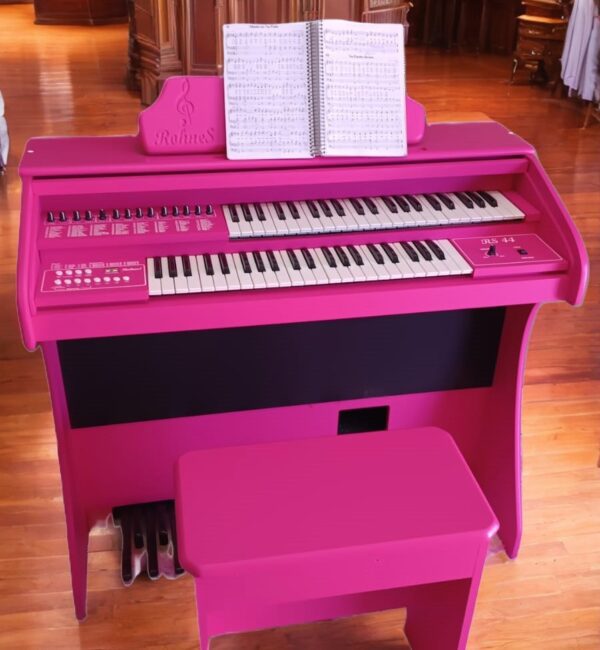 O Orgão Eletronico RS 44 Rosa Pink é um instrumento de alta potência com 150 watts PMPO. Possui um sistema de som formado por um auto falante de 12 polegadas e um tweeter de 2,5 polegadas que proporcionam excelente qualidade de áudio. O instrumento é bivolt automático (110/220) e possui um visor LCD que facilita a seleção das funções e configurações. O RS-44 apresenta uma central MIDI com conexão USB e Bluetooth, além de três memórias de registro que permitem ao usuário salvar suas configurações preferidas. O instrumento também inclui um transposer e um metrônomo. O teclado superior de 44 notas "UPPER" possui quatro registros de draw bar, incluindo flute 16, voice 8, flute 2 e string 1, além de 127 timbres "PRESET'S - GM" selecionáveis, apresentados em um visor numérico. O teclado inferior de 44 notas "LOWER" inclui dois registros de draw bar: flute 8 e voice 4, além de 127 timbres "PRESET'S - GM" também selecionáveis em um visor numérico. A pedaleira de 13 notas possui um registro de bass 16/8 e uma função de sustain. Os 127 timbres "PRESET'S - GM" também estão disponíveis para a pedaleira e são selecionáveis através do visor numérico. O RS-44 apresenta uma variedade de efeitos especiais, incluindo vibrato, reverb/chorus, sustain upper e balanço (upper-lower). Há também 16 ritmos disponíveis, incluindo valsa, marcha, rock, samba, bossa, tango, guarania, mabo, ballad, swing, disco, 16 beat, tarantela, baião, beguine e twist. O instrumento possui uma função start/stop, sincronização de ritmo através do teclado inferior, controle de volume e velocidade de ritmo e acompanhamento automático. O RS-44 tem um design móvel com dimensões de largura de 108 cm, altura de 94 cm e profundidade de 53 cm. O gabinete é feito de 100% MDF com acabamento em PVC na cor branca brilho.