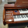 O Órgão Eletrônico Digital Acordes AC 300 Imbuia Alto Brilho é a escolha ideal para músicos exigentes que buscam qualidade sonora, versatilidade e durabilidade em um único instrumento. Projetado para igrejas, apresentações ao vivo e estudos musicais, o AC 300 combina a sonoridade clássica dos órgãos tradicionais com a praticidade da tecnologia digital, entregando timbres autênticos, potência sonora e recursos modernos em um design sofisticado.