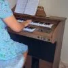 Órgão Eletronico Harmonia HS75 Marrom/Castanho 3 Órgão Eletronico Harmonia HS75 Marrom/Castanho, o modelo ideal para tocar os hinos CCB com emoção e harmonia