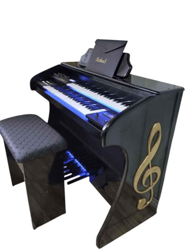Apresentamos o Órgão Eletronico Rohnes RS-49, um instrumento completo e versátil para músicos de todos os níveis. Veja só algumas das suas características: Potência de 150 Watts PMPO, com um auto falante de 12" e um tweeter de 2,5" Bivolt Automático (110/220) Visor LCD para fácil visualização de configurações e ajustes Conexões MIDI com USB e Bluetooth para integração com outros dispositivos e softwares 3 memórias de registro para salvar e recuperar ajustes personalizados Transposer para ajustar a tonalidade da música Metrônomo para auxiliar no controle de tempo O teclado superior do RS-49 possui 49 notas, com 4 registros de draw bar: Flute 16, Voice 8, Flute 2 e String 1. Há 127 timbres "PRESET'S - GM" selecionáveis através de um visor numérico. O teclado inferior também possui 49 notas, com 2 registros de draw bar: Flute 8 e Voice 4, e 127 timbres "PRESET'S - GM" selecionáveis através de um visor numérico. A pedaleira possui 13 notas, com 1 registro: Bass 16/8, e 127 timbres "PRESET'S - GM" selecionáveis através de um visor numérico. Há também a função de Sustain. O RS-49 apresenta vários efeitos especiais, incluindo Vibrato, Reverb/Chorus, Sustain Upper e Balanço (Upper-Lower). Há ainda 16 ritmos diferentes disponíveis: Valsa, Marcha, Rock, Samba, Bossa, Tango, Guarania, Mabo, Ballad, Swing, Disco, 16 Beat, Tarantela, Baião, Beguine e Twist. O RS-49 possui função Start/Stop, controle de volume e velocidade de ritmo, além de acompanhar automaticamente a música. Com design elegante e moderno, o RS-49 é a escolha perfeita para músicos que buscam qualidade, praticidade e versatilidade em um único instrumento.
