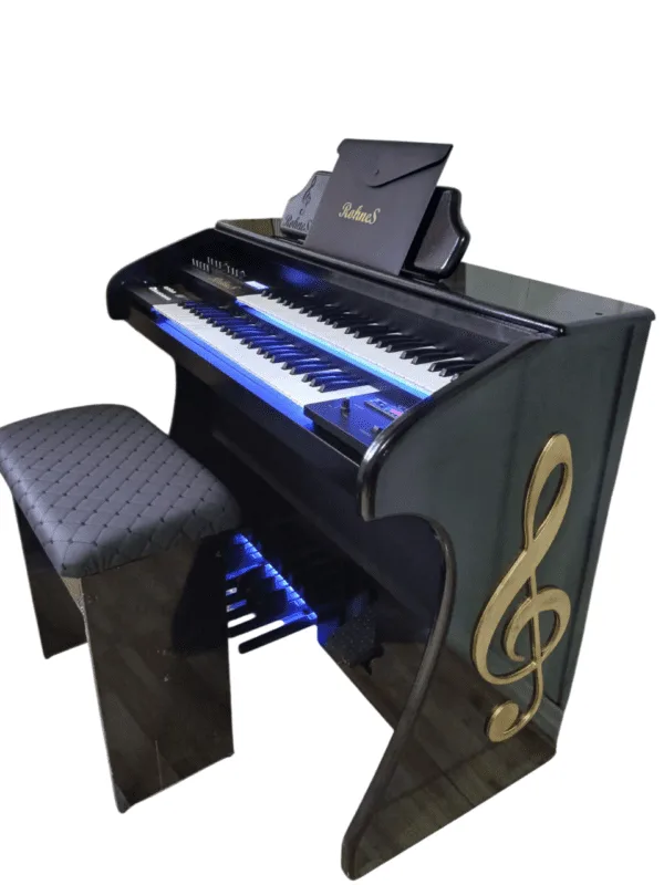 Apresentamos o Órgão Eletronico Rohnes RS-49, um instrumento completo e versátil para músicos de todos os níveis. Veja só algumas das suas características: Potência de 150 Watts PMPO, com um auto falante de 12" e um tweeter de 2,5" Bivolt Automático (110/220) Visor LCD para fácil visualização de configurações e ajustes Conexões MIDI com USB e Bluetooth para integração com outros dispositivos e softwares 3 memórias de registro para salvar e recuperar ajustes personalizados Transposer para ajustar a tonalidade da música Metrônomo para auxiliar no controle de tempo O teclado superior do RS-49 possui 49 notas, com 4 registros de draw bar: Flute 16, Voice 8, Flute 2 e String 1. Há 127 timbres "PRESET'S - GM" selecionáveis através de um visor numérico. O teclado inferior também possui 49 notas, com 2 registros de draw bar: Flute 8 e Voice 4, e 127 timbres "PRESET'S - GM" selecionáveis através de um visor numérico. A pedaleira possui 13 notas, com 1 registro: Bass 16/8, e 127 timbres "PRESET'S - GM" selecionáveis através de um visor numérico. Há também a função de Sustain. O RS-49 apresenta vários efeitos especiais, incluindo Vibrato, Reverb/Chorus, Sustain Upper e Balanço (Upper-Lower). Há ainda 16 ritmos diferentes disponíveis: Valsa, Marcha, Rock, Samba, Bossa, Tango, Guarania, Mabo, Ballad, Swing, Disco, 16 Beat, Tarantela, Baião, Beguine e Twist. O RS-49 possui função Start/Stop, controle de volume e velocidade de ritmo, além de acompanhar automaticamente a música. Com design elegante e moderno, o RS-49 é a escolha perfeita para músicos que buscam qualidade, praticidade e versatilidade em um único instrumento.