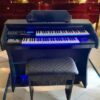 Apresentamos o Órgão Eletronico Rohnes RS-49, um instrumento completo e versátil para músicos de todos os níveis. Veja só algumas das suas características: Potência de 150 Watts PMPO, com um auto falante de 12" e um tweeter de 2,5" Bivolt Automático (110/220) Visor LCD para fácil visualização de configurações e ajustes Conexões MIDI com USB e Bluetooth para integração com outros dispositivos e softwares 3 memórias de registro para salvar e recuperar ajustes personalizados Transposer para ajustar a tonalidade da música Metrônomo para auxiliar no controle de tempo O teclado superior do RS-49 possui 49 notas, com 4 registros de draw bar: Flute 16, Voice 8, Flute 2 e String 1. Há 127 timbres "PRESET'S - GM" selecionáveis através de um visor numérico. O teclado inferior também possui 49 notas, com 2 registros de draw bar: Flute 8 e Voice 4, e 127 timbres "PRESET'S - GM" selecionáveis através de um visor numérico. A pedaleira possui 13 notas, com 1 registro: Bass 16/8, e 127 timbres "PRESET'S - GM" selecionáveis através de um visor numérico. Há também a função de Sustain. O RS-49 apresenta vários efeitos especiais, incluindo Vibrato, Reverb/Chorus, Sustain Upper e Balanço (Upper-Lower). Há ainda 16 ritmos diferentes disponíveis: Valsa, Marcha, Rock, Samba, Bossa, Tango, Guarania, Mabo, Ballad, Swing, Disco, 16 Beat, Tarantela, Baião, Beguine e Twist. O RS-49 possui função Start/Stop, controle de volume e velocidade de ritmo, além de acompanhar automaticamente a música. Com design elegante e moderno, o RS-49 é a escolha perfeita para músicos que buscam qualidade, praticidade e versatilidade em um único instrumento.