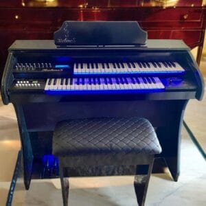 Apresentamos o Órgão Eletronico Rohnes RS-49, um instrumento completo e versátil para músicos de todos os níveis. Veja só algumas das suas características: Potência de 150 Watts PMPO, com um auto falante de 12" e um tweeter de 2,5" Bivolt Automático (110/220) Visor LCD para fácil visualização de configurações e ajustes Conexões MIDI com USB e Bluetooth para integração com outros dispositivos e softwares 3 memórias de registro para salvar e recuperar ajustes personalizados Transposer para ajustar a tonalidade da música Metrônomo para auxiliar no controle de tempo O teclado superior do RS-49 possui 49 notas, com 4 registros de draw bar: Flute 16, Voice 8, Flute 2 e String 1. Há 127 timbres "PRESET'S - GM" selecionáveis através de um visor numérico. O teclado inferior também possui 49 notas, com 2 registros de draw bar: Flute 8 e Voice 4, e 127 timbres "PRESET'S - GM" selecionáveis através de um visor numérico. A pedaleira possui 13 notas, com 1 registro: Bass 16/8, e 127 timbres "PRESET'S - GM" selecionáveis através de um visor numérico. Há também a função de Sustain. O RS-49 apresenta vários efeitos especiais, incluindo Vibrato, Reverb/Chorus, Sustain Upper e Balanço (Upper-Lower). Há ainda 16 ritmos diferentes disponíveis: Valsa, Marcha, Rock, Samba, Bossa, Tango, Guarania, Mabo, Ballad, Swing, Disco, 16 Beat, Tarantela, Baião, Beguine e Twist. O RS-49 possui função Start/Stop, controle de volume e velocidade de ritmo, além de acompanhar automaticamente a música. Com design elegante e moderno, o RS-49 é a escolha perfeita para músicos que buscam qualidade, praticidade e versatilidade em um único instrumento.