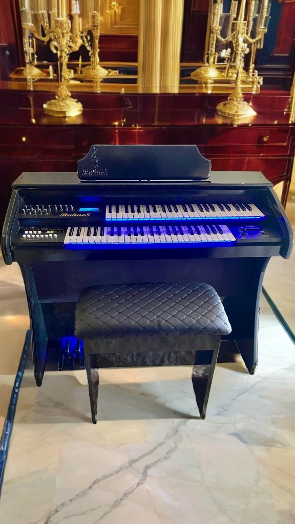 Apresentamos o Órgão Eletronico Rohnes RS-49, um instrumento completo e versátil para músicos de todos os níveis. Veja só algumas das suas características: Potência de 150 Watts PMPO, com um auto falante de 12" e um tweeter de 2,5" Bivolt Automático (110/220) Visor LCD para fácil visualização de configurações e ajustes Conexões MIDI com USB e Bluetooth para integração com outros dispositivos e softwares 3 memórias de registro para salvar e recuperar ajustes personalizados Transposer para ajustar a tonalidade da música Metrônomo para auxiliar no controle de tempo O teclado superior do RS-49 possui 49 notas, com 4 registros de draw bar: Flute 16, Voice 8, Flute 2 e String 1. Há 127 timbres "PRESET'S - GM" selecionáveis através de um visor numérico. O teclado inferior também possui 49 notas, com 2 registros de draw bar: Flute 8 e Voice 4, e 127 timbres "PRESET'S - GM" selecionáveis através de um visor numérico. A pedaleira possui 13 notas, com 1 registro: Bass 16/8, e 127 timbres "PRESET'S - GM" selecionáveis através de um visor numérico. Há também a função de Sustain. O RS-49 apresenta vários efeitos especiais, incluindo Vibrato, Reverb/Chorus, Sustain Upper e Balanço (Upper-Lower). Há ainda 16 ritmos diferentes disponíveis: Valsa, Marcha, Rock, Samba, Bossa, Tango, Guarania, Mabo, Ballad, Swing, Disco, 16 Beat, Tarantela, Baião, Beguine e Twist. O RS-49 possui função Start/Stop, controle de volume e velocidade de ritmo, além de acompanhar automaticamente a música. Com design elegante e moderno, o RS-49 é a escolha perfeita para músicos que buscam qualidade, praticidade e versatilidade em um único instrumento.