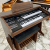 Experimente a versatilidade e qualidade sonora incomparável com o Órgão Eletrônico Harmonia HS-75 Prime. Projetado para atender tanto músicos iniciantes quanto experientes, este órgão oferece um som envolvente e funcionalidades modernas, tudo isso com a elegância de um design refinado em MDF laminado de 25mm. Confira as principais características que fazem deste modelo a escolha perfeita para quem busca um instrumento completo.