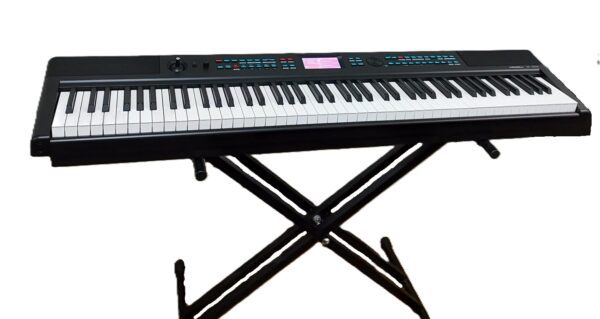 O Piano Digital Portátil Slim Medeli é um instrumento compacto e elegante, perfeito para músicos de todos os níveis. Com 88 teclas de ação graduada, este piano oferece uma experiência de toque autêntica, semelhante à de um piano acústico, mas em um formato muito mais acessível e fácil de transportar.