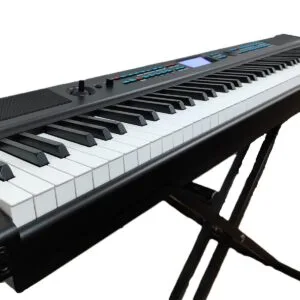 O Piano Digital Portátil Slim Medeli é um instrumento compacto e elegante, perfeito para músicos de todos os níveis. Com 88 teclas de ação graduada, este piano oferece uma experiência de toque autêntica, semelhante à de um piano acústico, mas em um formato muito mais acessível e fácil de transportar.