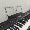 O Piano Digital Portátil Slim Medeli é um instrumento compacto e elegante, perfeito para músicos de todos os níveis. Com 88 teclas de ação graduada, este piano oferece uma experiência de toque autêntica, semelhante à de um piano acústico, mas em um formato muito mais acessível e fácil de transportar.