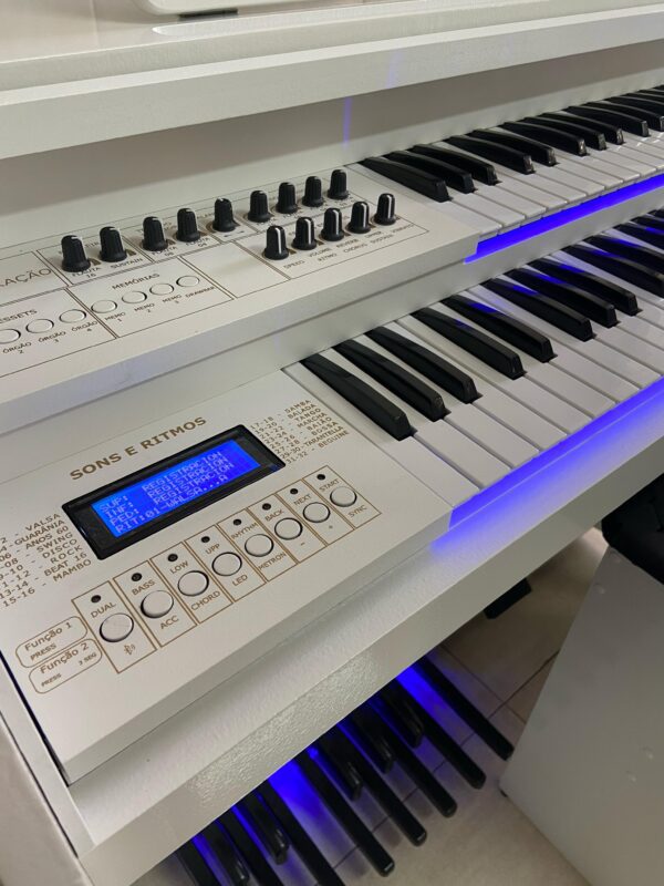 Órgão Eletrônico Rohnes RS 40 Branco: Versatilidade e Performance para Músicos de Todos os Níveis
