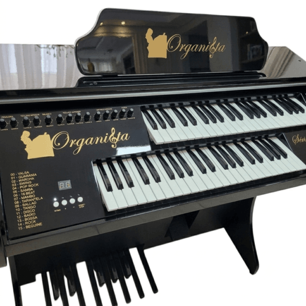 Órgão Eletrônico Organista Preto Brilho – com teclados de 44 notas (superior e inferior), pedaleira de 13 notas, drawbars dedicados (Flauta 16, 8, 4, 2 e Strings), 16 ritmos versáteis e efeitos premium (vibrato, reverb, chorus, sustain e balanço Upper-Lower). Potência de 150W PMPO, falante de 12” + tweeter de 2,5”, bi-volt automático, móvel em MDF com acabamento em PVC e várias cores disponíveis.