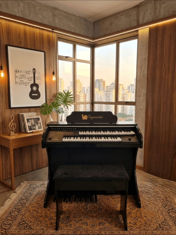 Órgão Eletrônico Organista Preto Brilho – com teclados de 44 notas (superior e inferior), pedaleira de 13 notas, drawbars dedicados (Flauta 16, 8, 4, 2 e Strings), 16 ritmos versáteis e efeitos premium (vibrato, reverb, chorus, sustain e balanço Upper-Lower). Potência de 150W PMPO, falante de 12” + tweeter de 2,5”, bi-volt automático, móvel em MDF com acabamento em PVC e várias cores disponíveis.