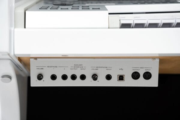 Eleve suas performances a um patamar profissional com o Órgão Eletrônico Acordes EO3000 Branco