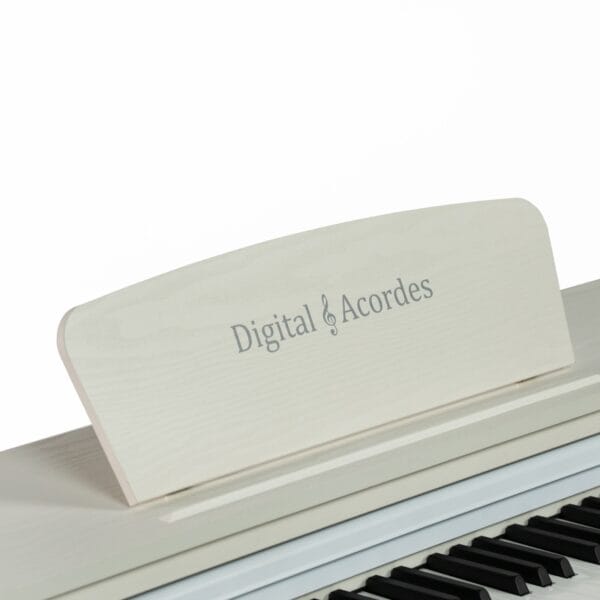 Descubra o Piano Acordes P2006 Branco, um instrumento que combina a tradição dos pianos acústicos com a tecnologia moderna