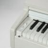 Descubra o Piano Acordes P2006 Branco, um instrumento que combina a tradição dos pianos acústicos com a tecnologia moderna