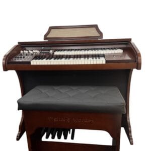 Órgão Eletrônico Digital Acordes AC400S Imbuia – teclados waterfall de 44 teclas (superior e inferior), drawbars 16”, 8”, 4”, 2”, 1” no manual superior e Pipe Organ no inferior, pedaleira de 13 notas, 50 ritmos com BPM, metrônomo, dual voice, 5 memórias e módulo multimídia USB/Bluetooth/Rádio/P2. Amplificação estéreo 70W RMS, LCD 20×04, bi-volt, móvel em MDF com laterais de 25 mm e banqueta estofada com baú.