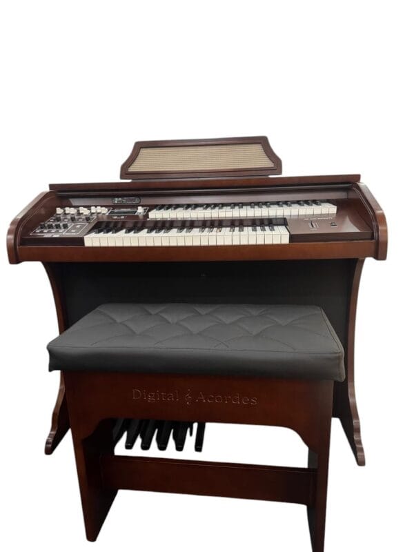 Órgão Eletrônico Digital Acordes AC400S Imbuia – teclados waterfall de 44 teclas (superior e inferior), drawbars 16”, 8”, 4”, 2”, 1” no manual superior e Pipe Organ no inferior, pedaleira de 13 notas, 50 ritmos com BPM, metrônomo, dual voice, 5 memórias e módulo multimídia USB/Bluetooth/Rádio/P2. Amplificação estéreo 70W RMS, LCD 20×04, bi-volt, móvel em MDF com laterais de 25 mm e banqueta estofada com baú.