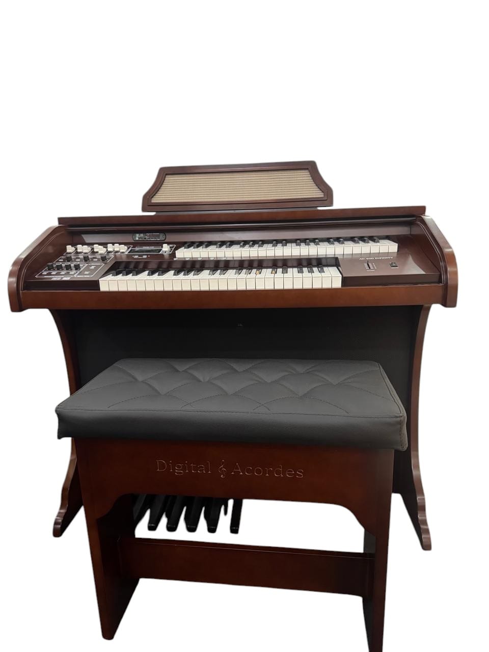 Início 26 Órgão Eletrônico Digital Acordes AC400S Imbuia – teclados waterfall de 44 teclas (superior e inferior), drawbars 16”, 8”, 4”, 2”, 1” no manual superior e Pipe Organ no inferior, pedaleira de 13 notas, 50 ritmos com BPM, metrônomo, dual voice, 5 memórias e módulo multimídia USB/Bluetooth/Rádio/P2. Amplificação estéreo 70W RMS, LCD 20×04, bi-volt, móvel em MDF com laterais de 25 mm e banqueta estofada com baú.