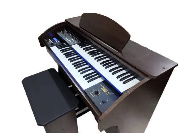 O Órgão Eletrônico Lumiere Alpha 3 Tabaco é um instrumento completo, desenvolvido para músicos que buscam qualidade sonora, recursos avançados e design sofisticado a um preço acessível. Com dois manuais de 44 teclas cada, pedaleira de 13 notas e acabamento em tabaco alto brilho, o Alpha 3 é ideal para igrejas, escolas de música e organistas profissionais.