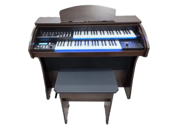 O Órgão Eletrônico Lumiere Alpha 3 Tabaco é um instrumento completo, desenvolvido para músicos que buscam qualidade sonora, recursos avançados e design sofisticado a um preço acessível. Com dois manuais de 44 teclas cada, pedaleira de 13 notas e acabamento em tabaco alto brilho, o Alpha 3 é ideal para igrejas, escolas de música e organistas profissionais.