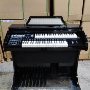 O Órgão Eletrônico Digital Acordes AC400S Preto foi projetado para entregar a sonoridade característica dos órgãos clássicos com a praticidade e a flexibilidade da tecnologia atual. Com teclados waterfall de 44 teclas no manual superior e 44 no inferior, além de pedaleira de 13 notas, o AC400S oferece controle tonal preciso por meio de drawbars e uma biblioteca de 128 timbres GM em cada seção. O resultado é uma instrumentação versátil, ideal para cultos, estudos, eventos e apresentações, com navegação facilitada no display LCD 20×04 e um sistema de áudio estéreo de 70W RMS que garante presença sonora clara e envolvente.