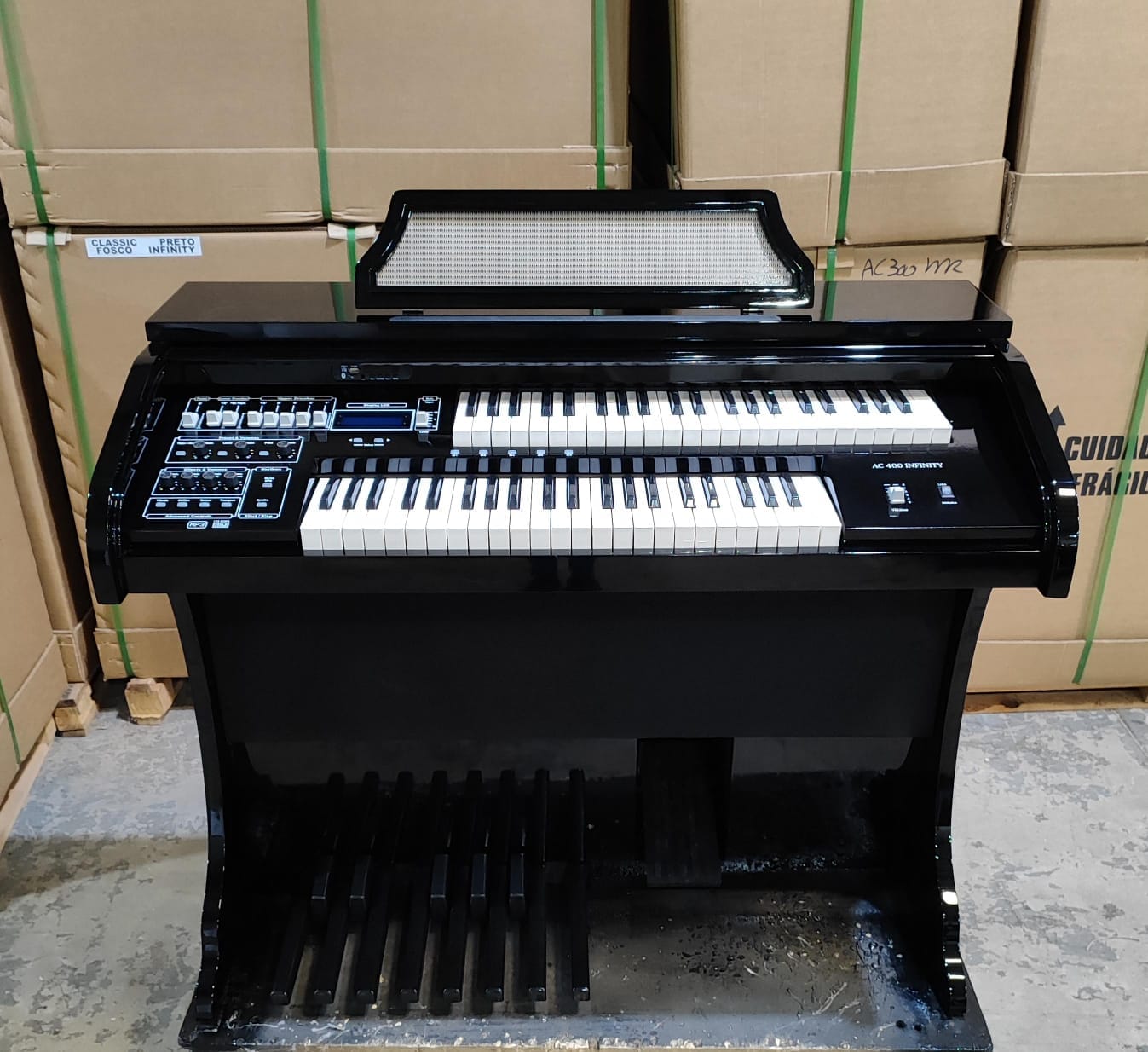 O Órgão Eletrônico Digital Acordes AC400S Preto foi projetado para entregar a sonoridade característica dos órgãos clássicos com a praticidade e a flexibilidade da tecnologia atual. Com teclados waterfall de 44 teclas no manual superior e 44 no inferior, além de pedaleira de 13 notas, o AC400S oferece controle tonal preciso por meio de drawbars e uma biblioteca de 128 timbres GM em cada seção. O resultado é uma instrumentação versátil, ideal para cultos, estudos, eventos e apresentações, com navegação facilitada no display LCD 20×04 e um sistema de áudio estéreo de 70W RMS que garante presença sonora clara e envolvente.