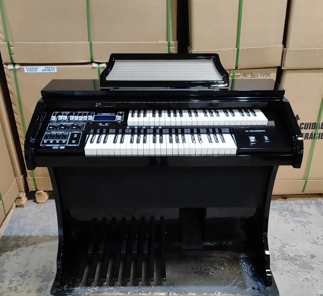 Início 27 O Órgão Eletrônico Digital Acordes AC400S Preto foi projetado para entregar a sonoridade característica dos órgãos clássicos com a praticidade e a flexibilidade da tecnologia atual. Com teclados waterfall de 44 teclas no manual superior e 44 no inferior, além de pedaleira de 13 notas, o AC400S oferece controle tonal preciso por meio de drawbars e uma biblioteca de 128 timbres GM em cada seção. O resultado é uma instrumentação versátil, ideal para cultos, estudos, eventos e apresentações, com navegação facilitada no display LCD 20×04 e um sistema de áudio estéreo de 70W RMS que garante presença sonora clara e envolvente.