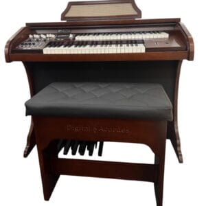 Órgão Eletrônico Digital Acordes AC400S Imbuia – teclados waterfall de 44 teclas (superior e inferior), drawbars 16”, 8”, 4”, 2”, 1” no manual superior e Pipe Organ no inferior, pedaleira de 13 notas, 50 ritmos com BPM, metrônomo, dual voice, 5 memórias e módulo multimídia USB/Bluetooth/Rádio/P2. Amplificação estéreo 70W RMS, LCD 20×04, bi-volt, móvel em MDF com laterais de 25 mm e banqueta estofada com baú.