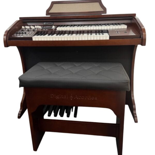 Órgão Eletrônico Digital Acordes AC400S Imbuia 1 Órgão Eletrônico Digital Acordes AC400S Imbuia – teclados waterfall de 44 teclas (superior e inferior), drawbars 16”, 8”, 4”, 2”, 1” no manual superior e Pipe Organ no inferior, pedaleira de 13 notas, 50 ritmos com BPM, metrônomo, dual voice, 5 memórias e módulo multimídia USB/Bluetooth/Rádio/P2. Amplificação estéreo 70W RMS, LCD 20×04, bi-volt, móvel em MDF com laterais de 25 mm e banqueta estofada com baú.