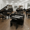 Órgão Eletrônico Organista preto fosco: teclados 44+44, pedaleira 13 notas, drawbars dedicados, 16 ritmos, efeitos premium (vibrato, reverb, chorus, sustain), 150W PMPO, móvel em MDF e cores variadas. Ideal para igrejas e músicos.