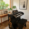Órgão Eletrônico Organista Preto Brilho – com teclados de 44 notas (superior e inferior), pedaleira de 13 notas, drawbars dedicados (Flauta 16, 8, 4, 2 e Strings), 16 ritmos versáteis e efeitos premium (vibrato, reverb, chorus, sustain e balanço Upper-Lower). Potência de 150W PMPO, falante de 12” + tweeter de 2,5”, bi-volt automático, móvel em MDF com acabamento em PVC e várias cores disponíveis.